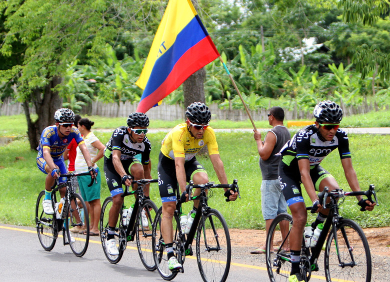 Óscar Sevilla -amarillo-, bien custodiado por sus compañeros, sigue dominando la Vuelta a Colombia. FOTO cortesía EPM-UNE