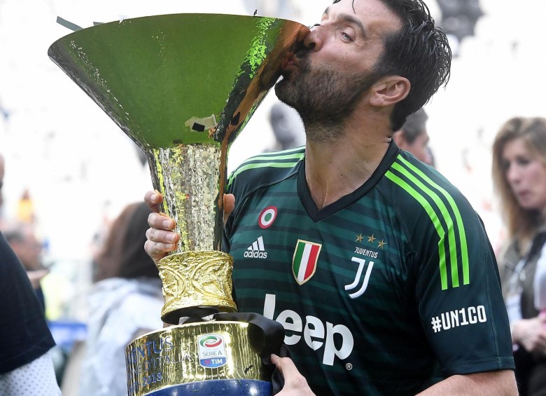 Besando la copa, el arquero cerró su ciclo con Juventus y dijo adiós a su historia con el club italiano. FOTO EFE