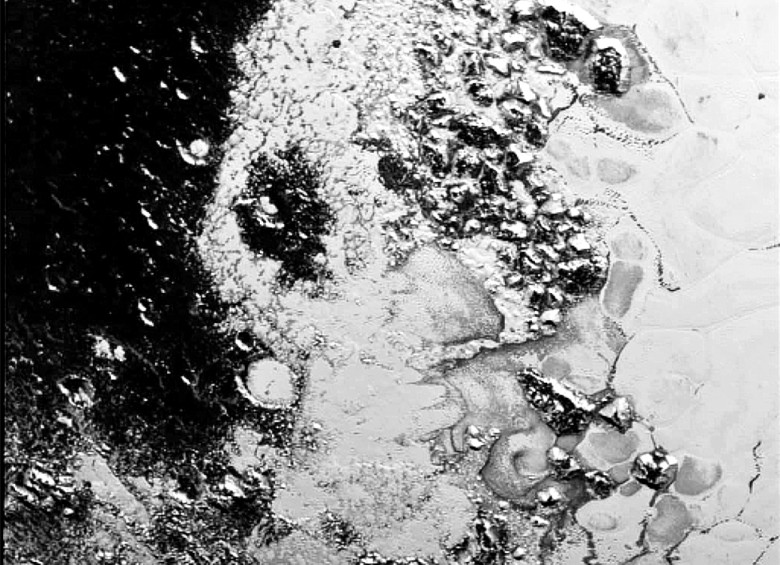 Esta es la nueva formación montañosa detectada en Plutón. La zona oscura a la izquierda es un misterio. FOTO Nasa