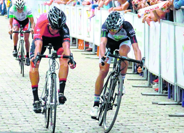 En final vibrante, Restrepo (izq.) venció a Noreña y hoy luchará por ganar la Vuelta. FOTO CORTESÍA revistamundociclIstico.com