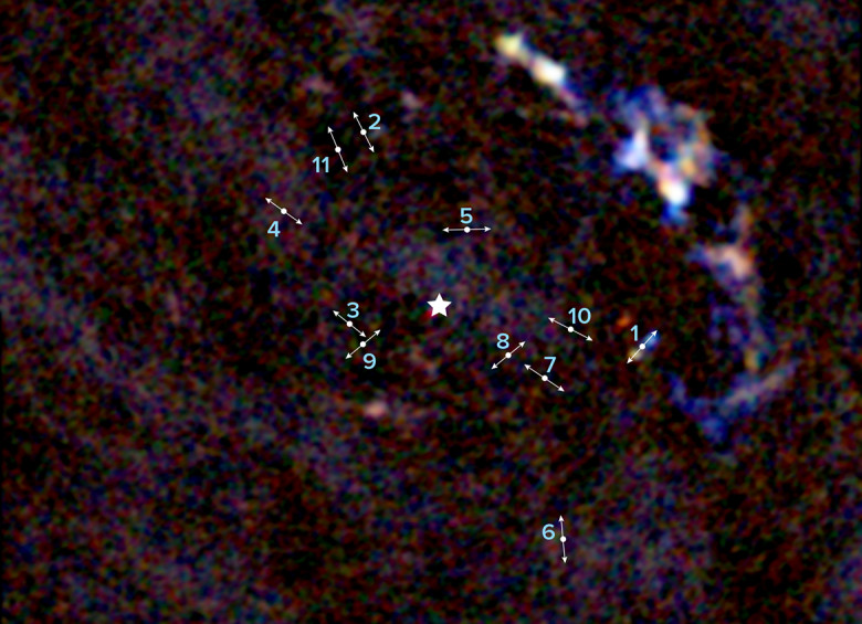 SE ven lso 11 sitios donde se forman las estrellas, en unas se distingue el doble lóbulo. La estrella es el agujero negro. Foto Alma/ESO/NRAO.