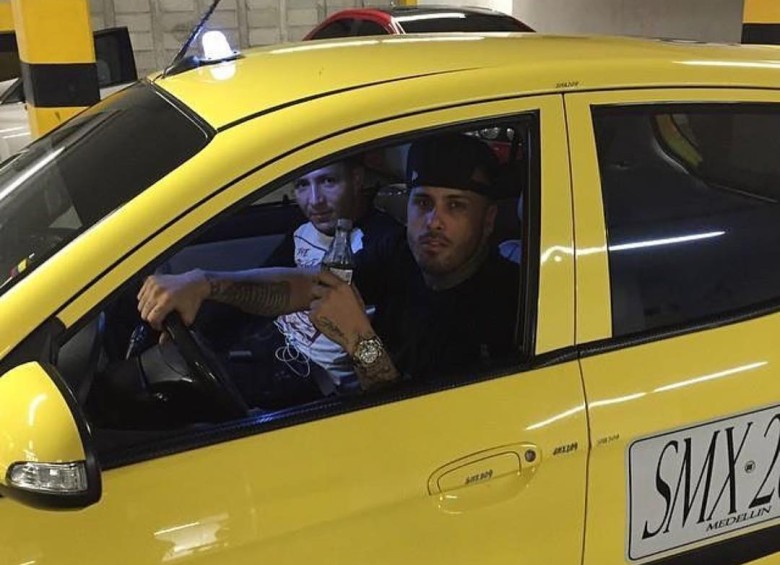 Nicky Jam en Medellín listo para manejar taxi. Una foto que compartió el artista en su cuenta. FOTO Instagram.com/nickyjampr