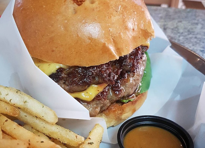 Una de las hamburguesas que participó en el Burguer Master de Bogotá. FOTO: @rusticadc