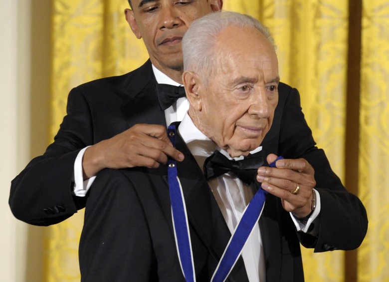 Barack Obama también se convirtió en amigo cercano de Peres. En 2013 fue condecorado por él. Foto ap