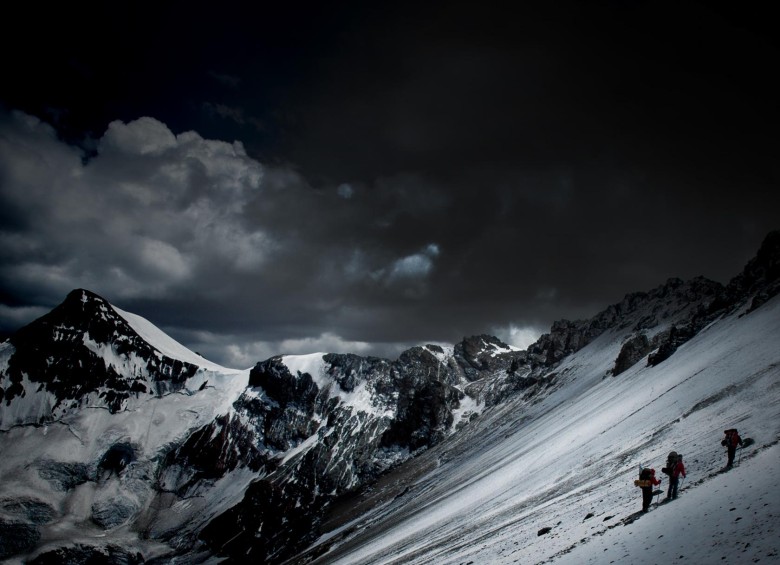 Nicolás Díaz, René Huertas y Anita Bustamante, los montañistas colombianos que coronaron con éxito, en su primer intento, el Aconcagua. FOTOs cortesía