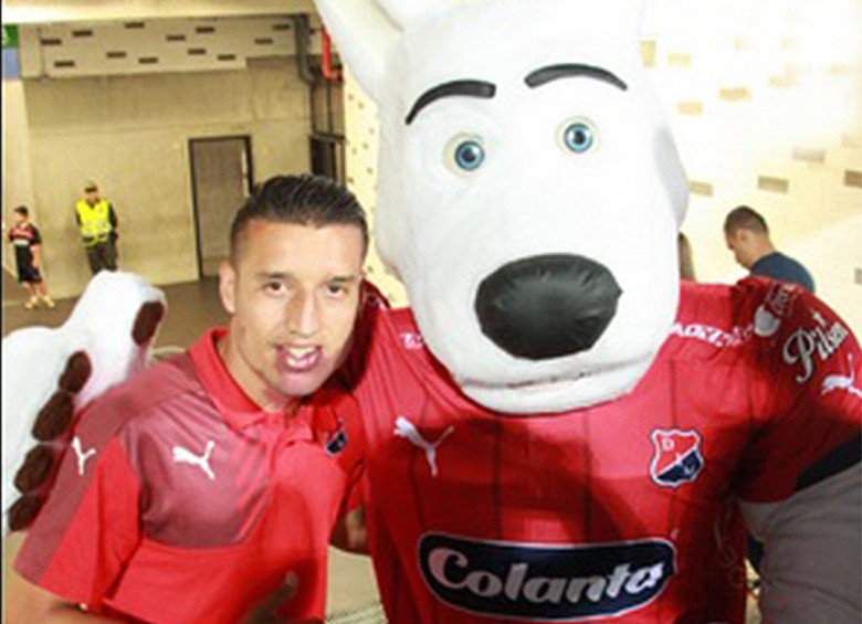 John Goma Hernández le dio la bienvenida, el miércoles, a la nueva mascota del Medellín: el perro Fidel. FOTO cortesía dimoficial