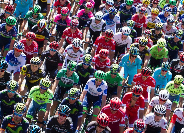 La caravana de la Vuelta a España se inició con 198 ciclistas, que ya empezaron a sentir los rigores de la competencia. Ayer hubo caídas y hoy llega el terrero de ascenso. FOTO AFP