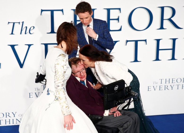Hawking en el estreno de la película “The Theory of Everything” que se basa en la vida del científico. FOTO REUTERS