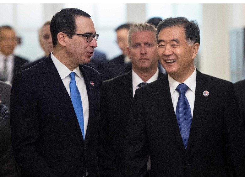 Steven Mnuchin, secretario del Tesoro de EE.UU. junto al vicepresidente chino Wang Chang. FOTO AFP