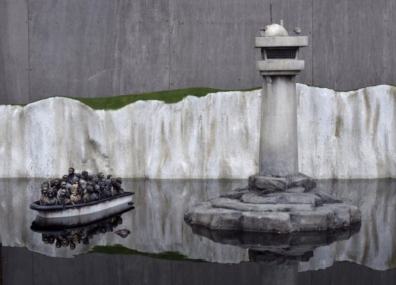 Bansky, quien mantiene en secreto su verdadera identidad, creó en un recinto abandonado desde hace 15 años, una versión satírica de Disneyland, con varias estructuras de gran tamaño, entre las que hay un castillo similar al de Cenicienta y un estanque lleno de refugiados. FOTO Reuters