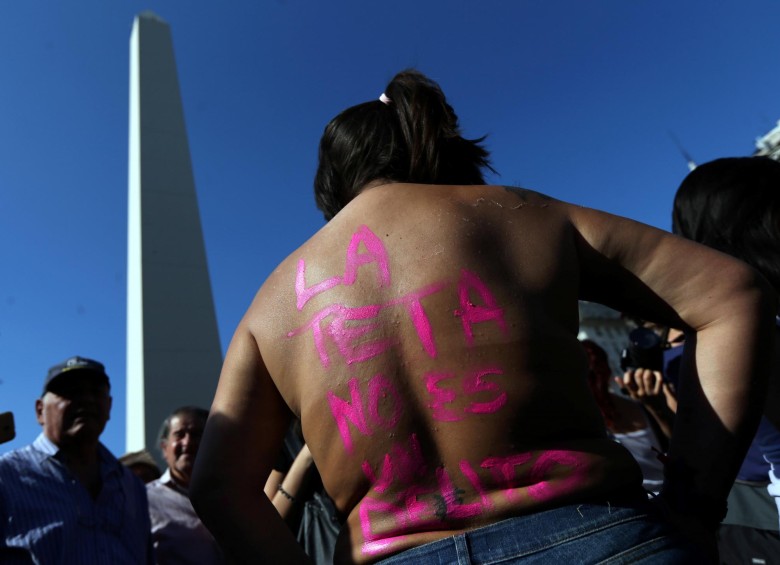 En el Obelisco de Buenos Aires cerca de 1.000 personas protestaron en contra de la cosificación del cuerpo de la mujer. FOTO REUTERS