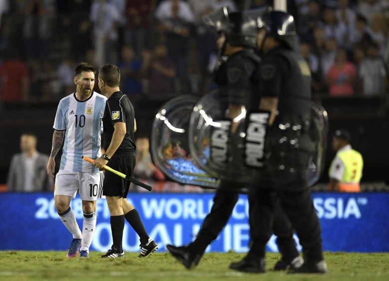 El argentino Lionel Messi fue sancionado con cuatro fechas por insultar al asistente número 1, el brasileño Emerson Augusto do Carvalho, en el encuentro ante Chile por Eliminatorias. FOTO AFP