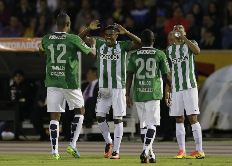 Se estima que alrededor de unos 13.000 hinchas del Atlético Nacional viajaron a Quito a apoyar a su equipo. FOTO AFP 