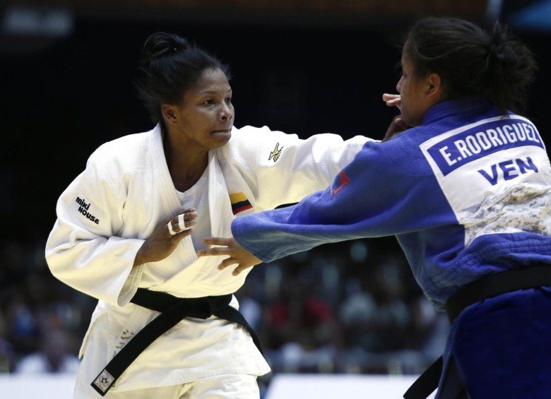 En la imagen se muestra a la colombiana Yuri Alvear, de blanco, en su combate de cuartos de final ante la venezolana Elvismar Rodríguez, de azul. FOTO cortesía Federación internacional de judo
