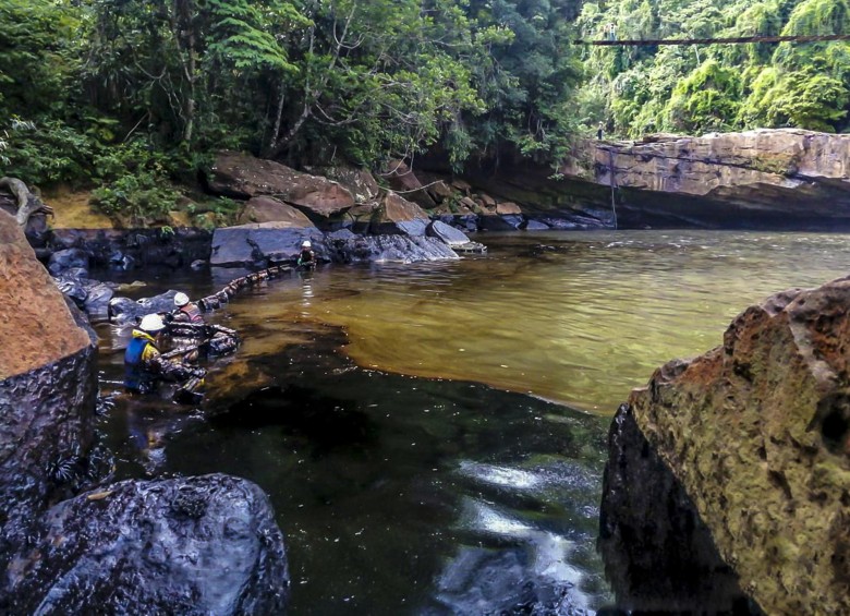 Cuadrillas de Ecopetrol buscan controlar el derrame de crudo que provocó el fin de semana pasado un atentado del Eln al oleoducto Caño Limón - Coveñas. FOTO CORTESÍA ECOPETROL