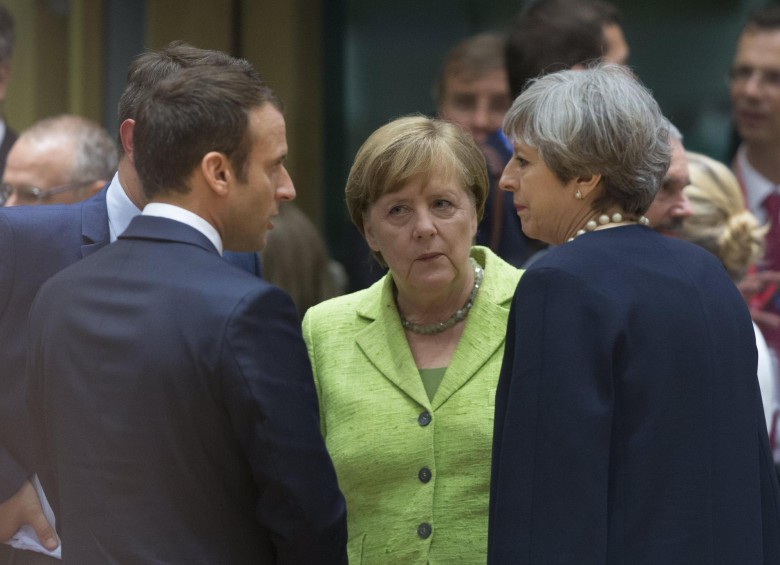 Desde temprano se vio a May (der.) dialogando con Emmanuel Macron (Francia, izq.) y Angela Merkel (Alemania). FOTO efe