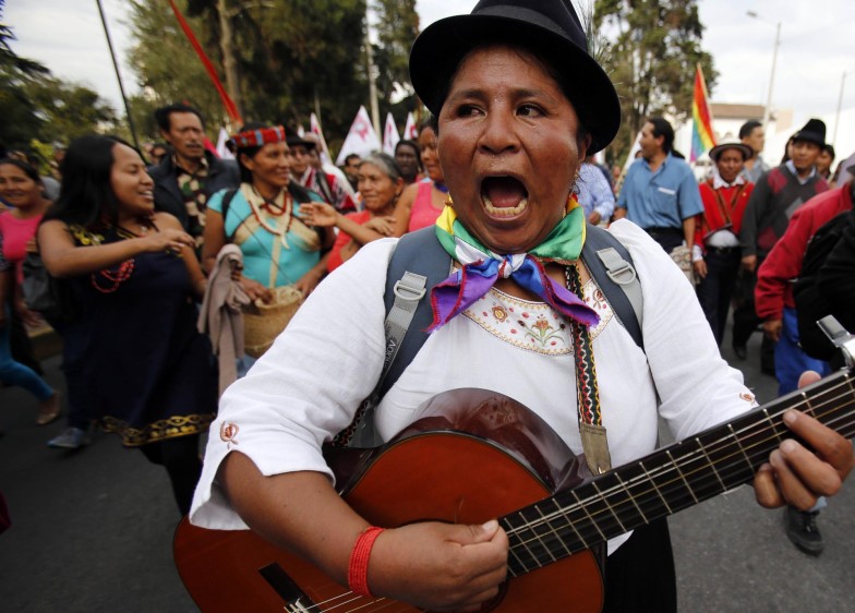 En Ecuador, indígenas marcharon hasta la Asamblea Nacional para protestar contra una nueva ley de tierras que creen va a despojarlos de sus tierras ancestrales. FOTO AP