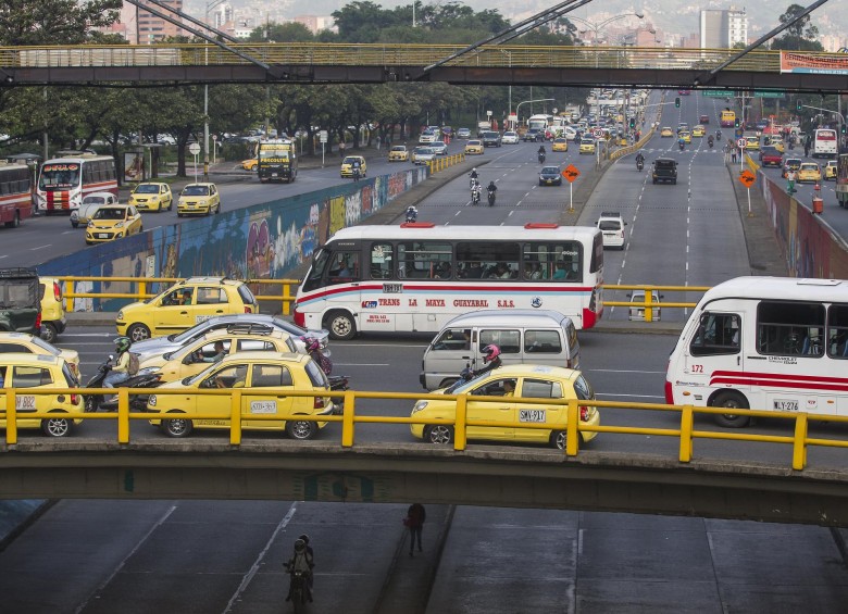 Miles de ciudadanos intentan llegar en sus vehículos a sus destinos antes de que entre en vigencia el pico y placa de seis dígitos. FOTO JULIO CÉSAR HERRERA