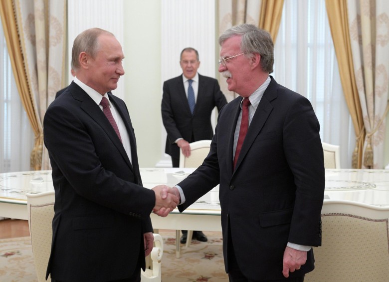 Vladimir Putin, presidente de Rusia, y John Bolton, consejero de seguridad de Estados Unidos. FOTO: REUTERS 
