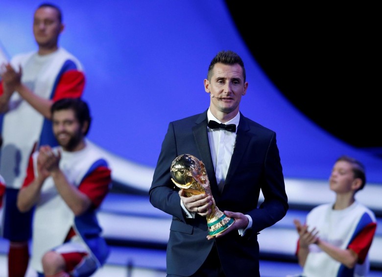 El alemán Miroslav Klose, máximo artillero en la historia de los Mundiales, llevó el trofeo de la Copa Mundo al escenario. FOTO EFE