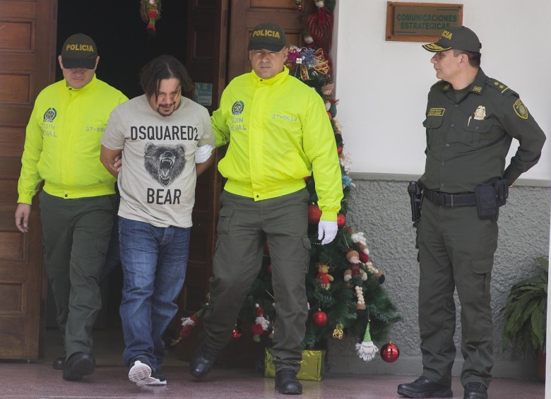 Así fue presentado, después de su captura, Juan Carlos Mesa Vallejo, alias “Tom”. FOTO el colombiano
