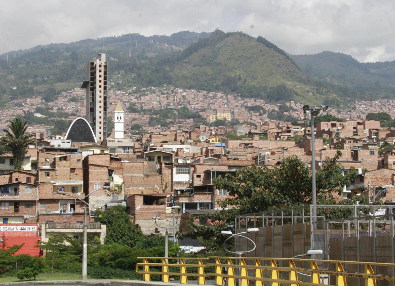 Con la construcción del cable de El Picacho se beneficiarán más de 350 mil habitantes de los barrios altos del noroccidente de Medellín. Residentes de la parte alta de la montaña y zonas rurales aledañas también esperan que los incluyan. Foto robinson sáenz