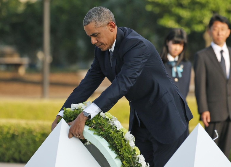 El presidente americano llevó una ofrenda floral al monumento en memoria de las víctimas. FOTO AP