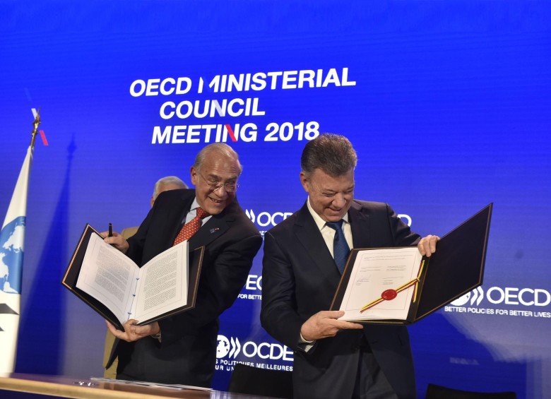Juan Manuel Santos y Ángel Gurría, secretario general de la Ocde, firmaron el acuerdo que pone a Colombia como miembro 37 del club de buenas prácticas. FOTO sgi 