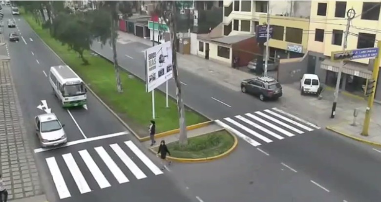En la foto, que es una imagen sacada del vídeo grabado por la cámaras de seguridad, muestra cómo la joven vestida de negro intenta cruzar por la cebra peatonal. FOTO capital.com.pe
