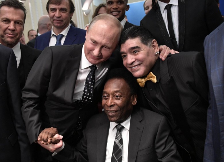 El presidente Vladímir Putin posa con Pelé y Maradona. FOTO EFE