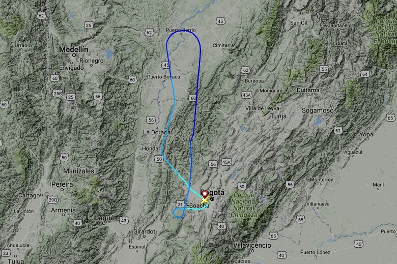 Esta fue la trayectoria del vuelo que regresó a Bogotá tras una emergencia en la cabina. FOTO Cortesía www.flightradar24.com
