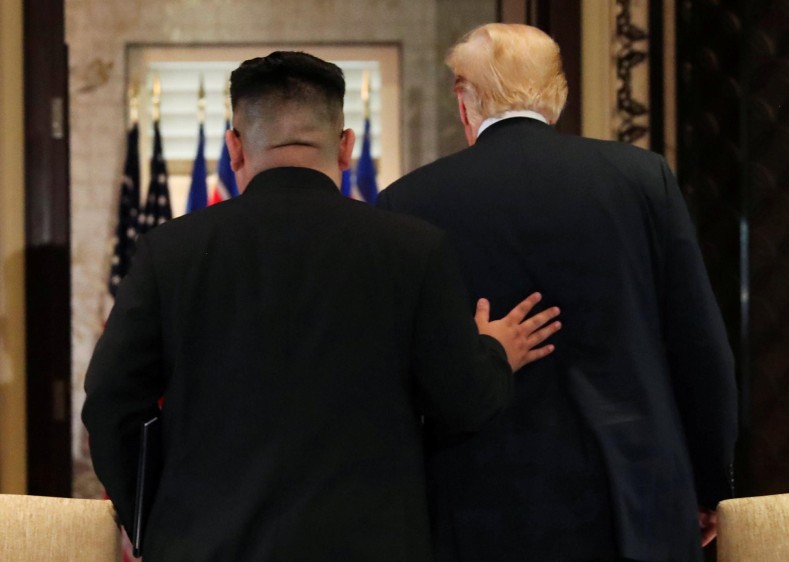 El presidente de los Estados Unidos, Donald Trump, y el líder de Corea del Norte, Kim Jong Un, se van después de firmar documentos que reconocen el progreso de las conversaciones y se comprometen a mantener el impulso después de su cumbre en el Hotel Capella en la isla de Sentosa en Singapur el 12 de junio de 2018. REUTERS / Jonathan Ernst 