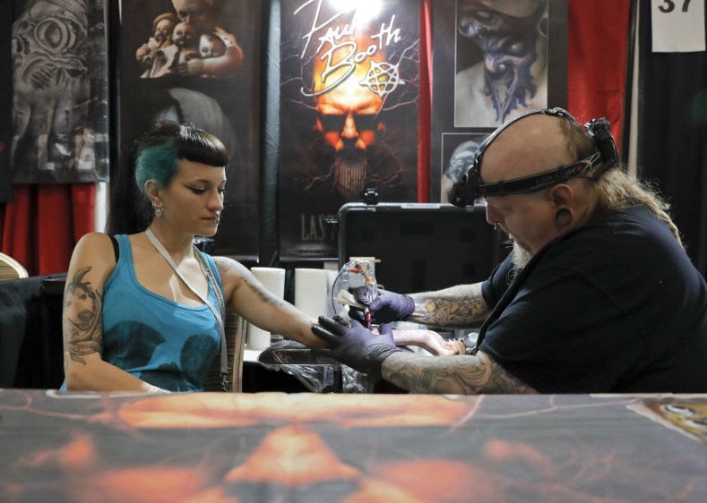 Entre los asistentes estuvo el estadounidense Paul Booth, uno de los tatuadores más famosos del mundo. FOTO AP