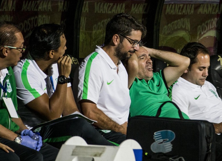 En esta imagen el entrenador se muestra desencajado y desesperado junto a sus ayudantes del cuerpo técnico.