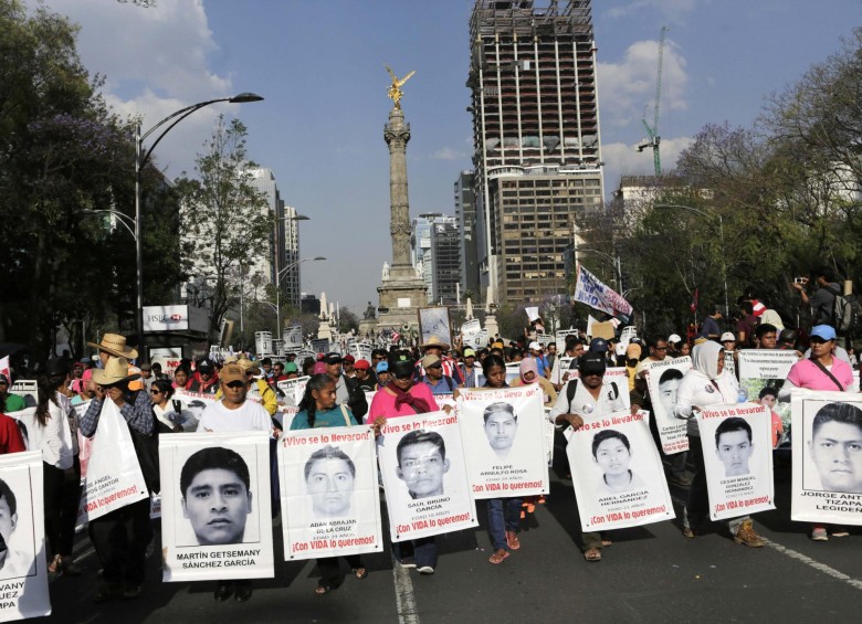 Hasta la capital mexicana se trasladaron familiares y amigos de los 43 estudiantes de la Escuela Normal Rural de Ayotzinapa para marchar. FOTO Reuters