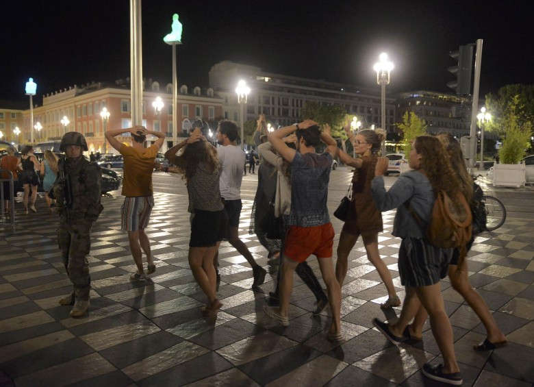 Tras el hecho, efectivos acordonaron el área y fueron minuciosos al buscar sospechosos. Foto reuters