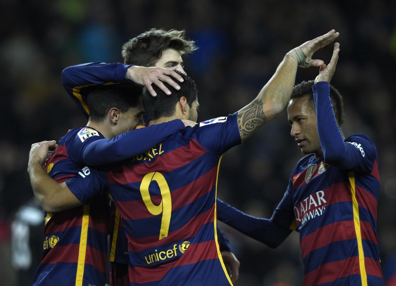 Suárez y Neymar guían al Barcelona en España
