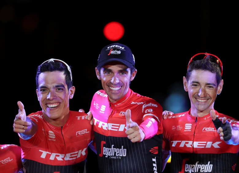 Contador agradeció el apoyo que le dieron sus compañeros en su última etapa de ciclista, entre ellos Pantano (izq.). FOTO REUTERS