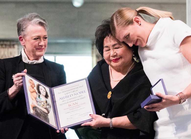 Entre los asistentes a la ceremonia que sobrevivieron a bombardeos nucleares figuraba Setsuko Thurlow, que recibió el Nobel en nombre de la ICAN junto a Fihn. FOTO REUTERS