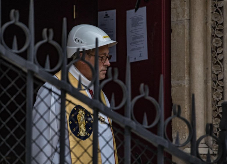Los asistentes a la primera misa en Notre Dame utilizaron cascos para protegerse. Foto: EFE