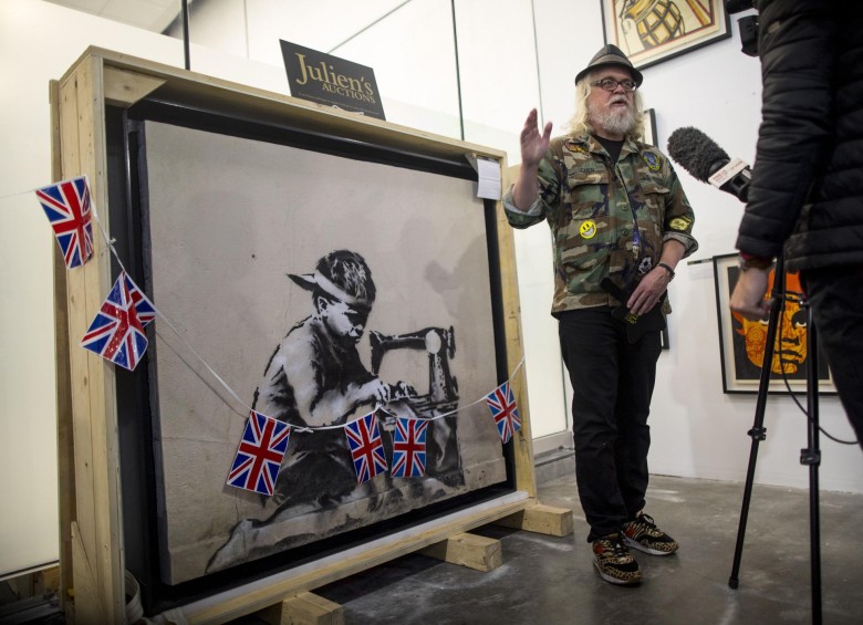 El artista estadounidense contemporáneo Ron English compró la obra de Banksy, Slave Labor, por US$ 730.000 dólares Foto: Barbara Davidson/Getty Images