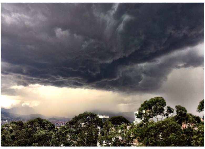 Panorámica de la tormenta captada desde el sur. Cortesía @mariaaarbelaez