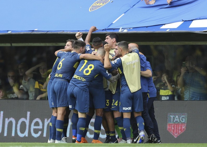 El plantel de Boca celebra uno de los tantos. El título se define en el Monumental. FOTO AFP