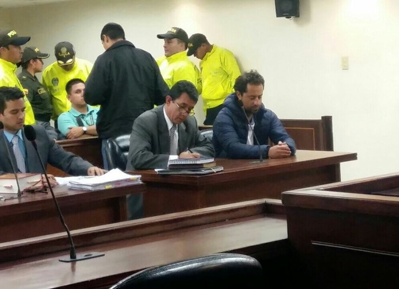 El acusado Rafael Uribe Noguera y su defensa en los juzgados de Paloquemao, en el centro de Bogotá. FOTO Colprensa