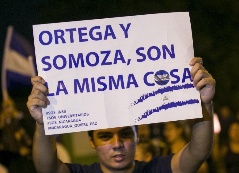 Tal como dijeron expertos, detrás de las protestas contra la reforma pensional, está la idea de que Ortega se alejó de los principios sandinistas para recordar un pasado dictatorial. FOTO efe