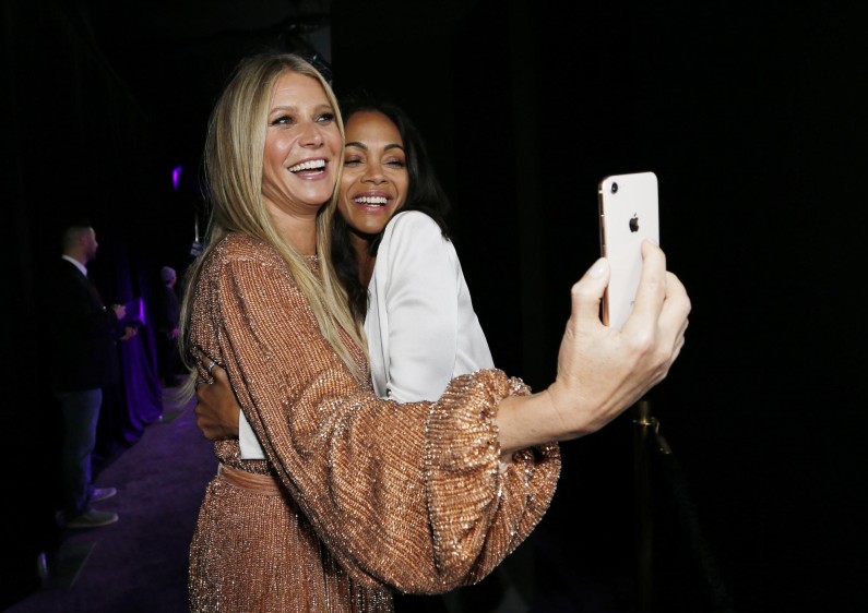 Una selfie entre Gwyneth Paltrow y Zoe Saldana. FOTO Reuters