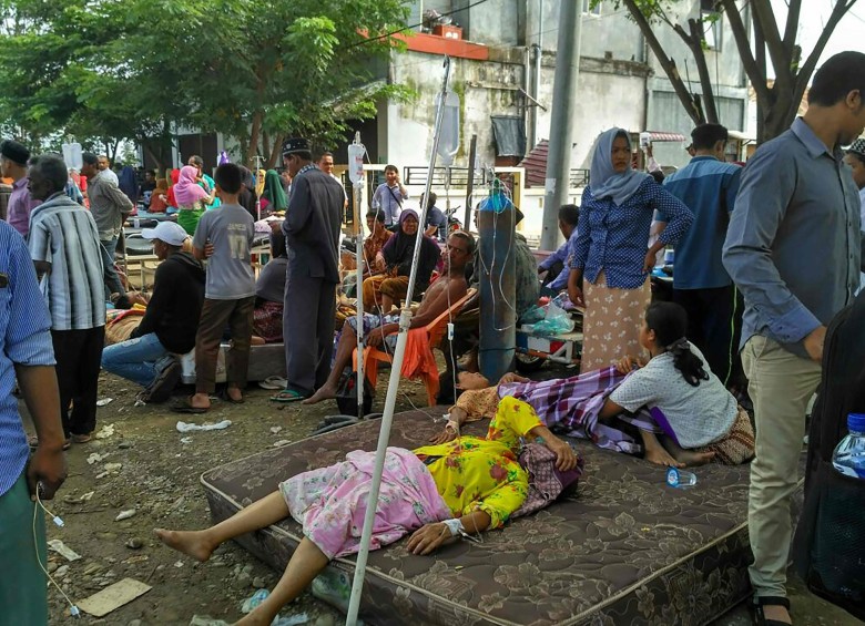 Los pacientes de un hospital se quedaron a la intemperie. FOTO AFP