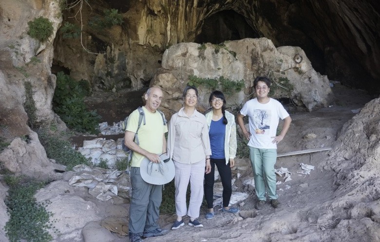 Grupo que encontró la primera cervecería en esta caverna en Israel. Foto Li Liu