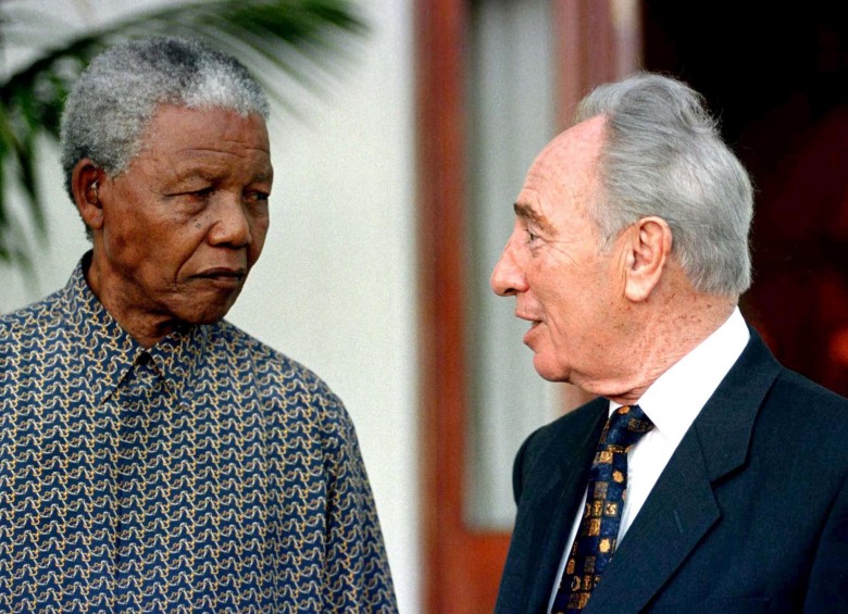 El expresidente sudafricano Nelson Mandela solía compartir con Peres sus ideas sobre la reconciliación. 