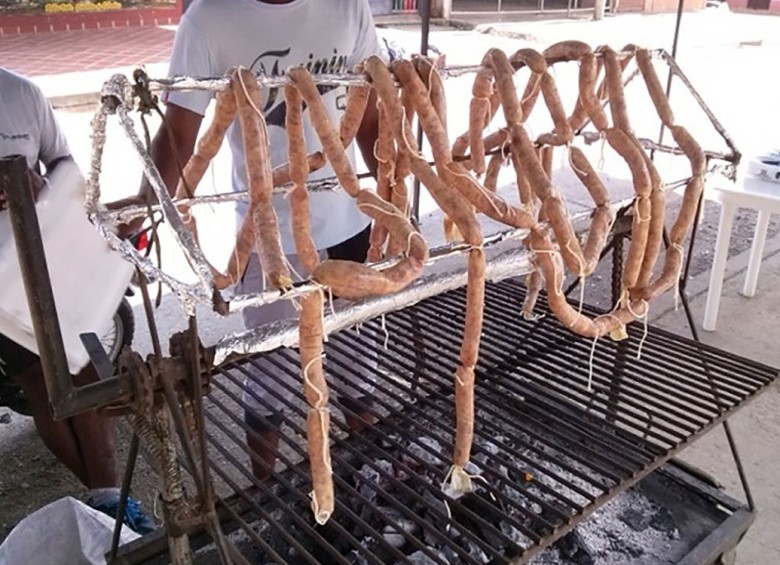 Los embutidos con carne de “chucha” o zarigüeya, mezclados con carne de pollo, fueron la sensación en el corregimiento de Robles en el municipio de Jamundí. FOTO agenciadenoticias.unal.edu.co
